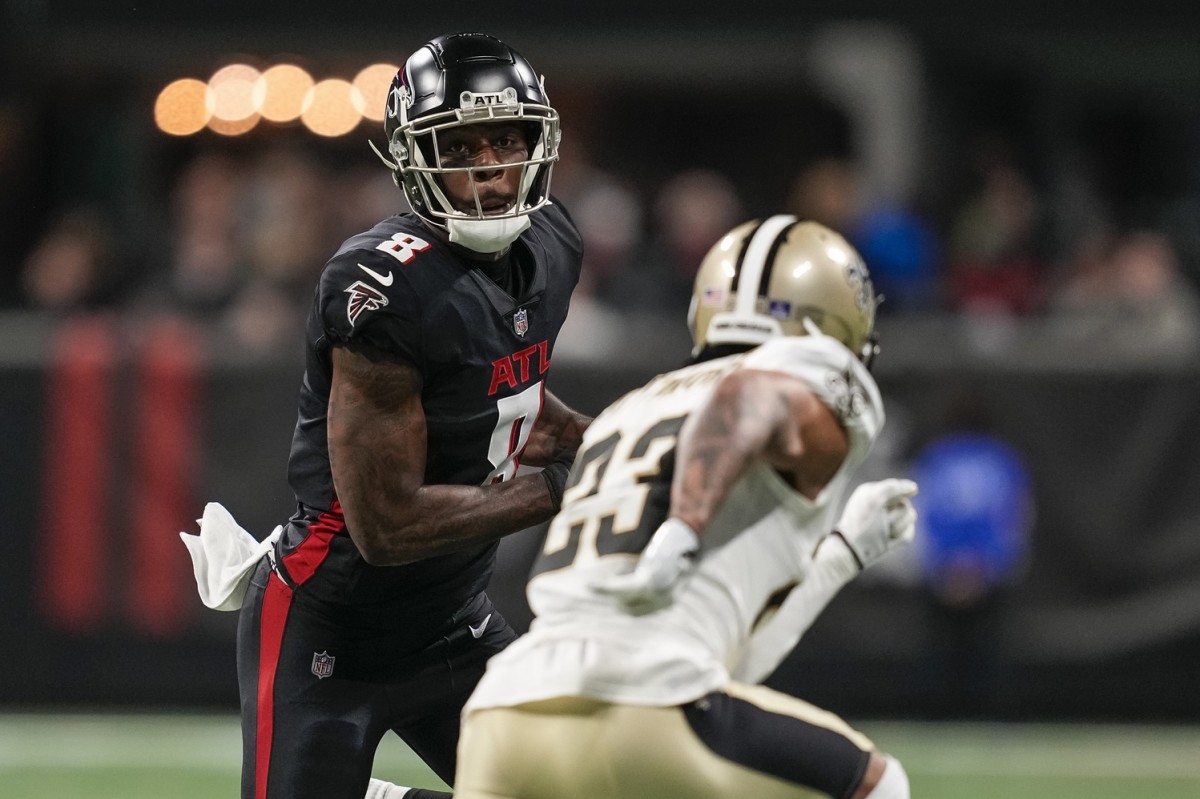 Atlanta Falcons tight end Kyle Pitts (8) runs after a catch against New Orleans Saints cornerback Marshon Lattimore (23). Mandatory Credit: Dale Zanine-USA TODAY Sports